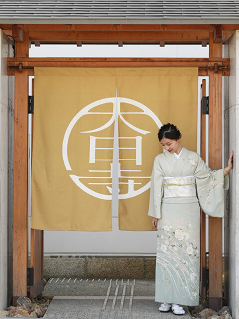 宿の入り口と着物を着た女性